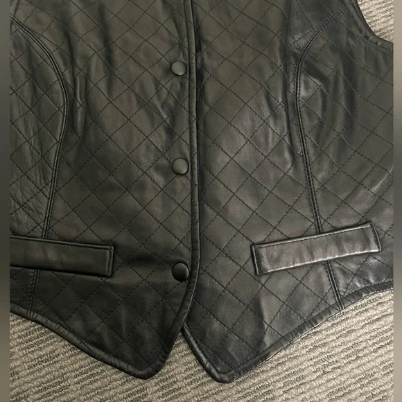 Dana Buchman Petites 100% leather Vest - Picture 3 of 4